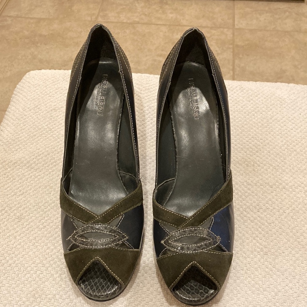 Bisou Bisou Michele Bohbot Retro Leather and Suede Peep Toe Pumps Heels Size 8M